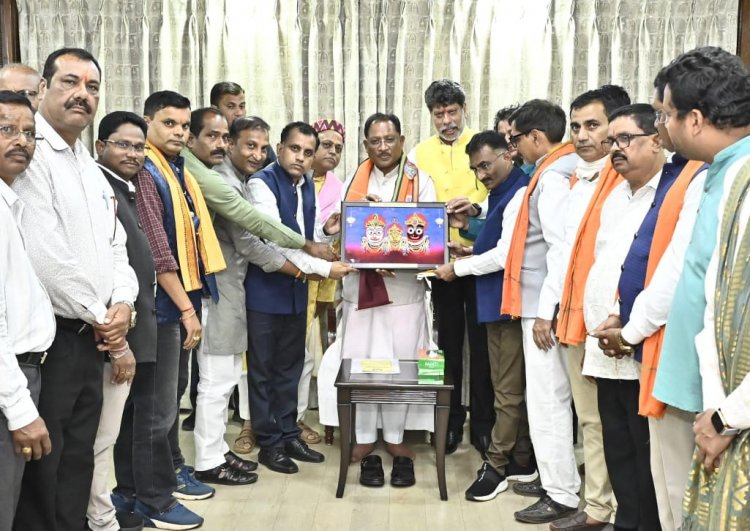 मुख्यमंत्री  विष्णु देव साय को बस्तर के ऐतिहासिक ‘गोंचा महापर्व’ का आमंत्रण : ‘तुपकी’ भेंट कर किया गया सम्मान