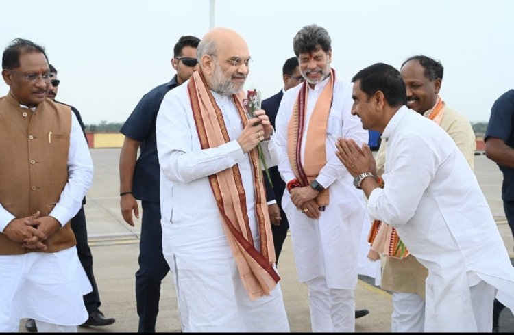 वरिष्ठ नेताओं और अधिकारियों ने अमित शाह को पुष्प भेंट कर उनका अभिवादन किया