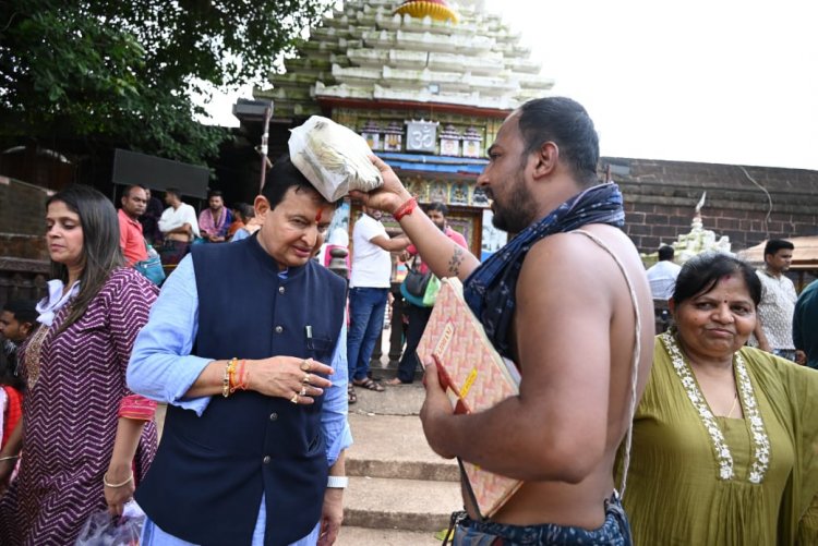 रथ यात्रा पूर्व विधायक डॉ. संपत अग्रवाल की लिंगराज मंदिर में भावपूर्ण उपस्थित‍ि, शांति, समृद्धि और सौहार्द की प्रार्थना