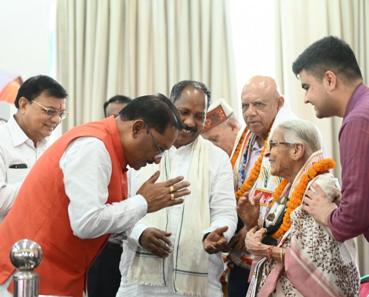 लोकतंत्र केवल एक शासन प्रणाली नहीं, बल्कि जीवन जीने की एक पद्धति:लोकतंत्र सेनानियों का संघर्ष हम सबके लिए प्रेरणास्रोत - मुख्यमंत्री विष्णु देव साय