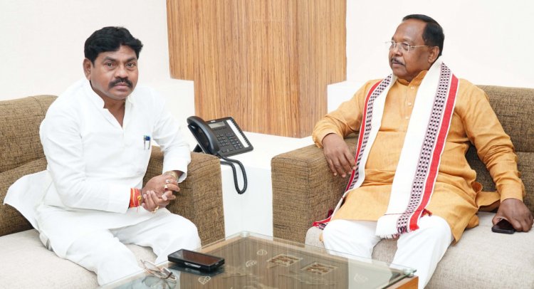 उत्तरप्रदेश के राज्य मंत्री  संजय सिंह गौड़ ने मंत्री  रामविचार नेताम से की मुलाकात