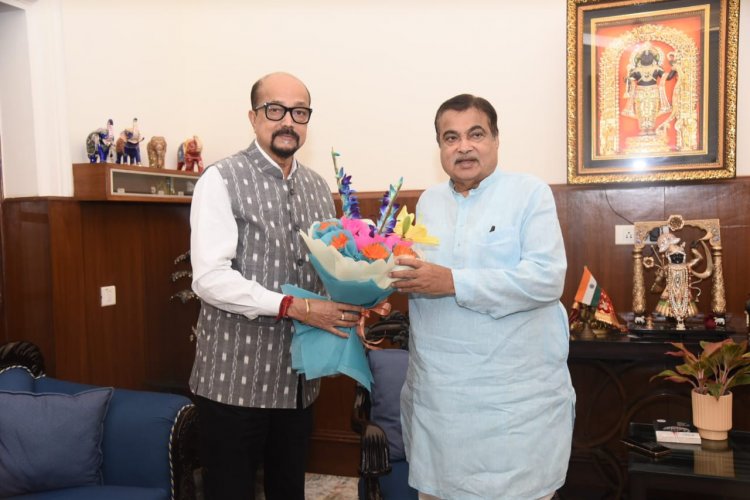 राज्यपाल श्री डेका ने केन्द्रीय सड़क परिवहन एवं राजमार्ग मंत्री श्री गड़करी से की सौजन्य भेंट