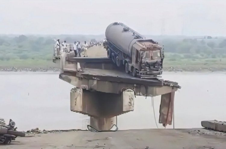 नदी पर बना पुल ढहा, 9 लोगों की मौत, पीएम मोदी ने जताया दुख, मुआवजे का ऐलान