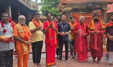 पूर्व विधानसभा अध्यक्ष धरमलाल कौशिक ने अपने धार्मिक यात्रा के अंतिम चरण में गुवाहाटी असम स्थित माँ कामाख्या देवी की दर्शन कर विधिवत रूप से कि पूजा अर्चना