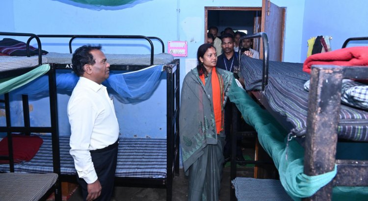 मंत्री श्रीमती राजवाड़े ने गीदम में वृद्धा आश्रम का निरीक्षण किया