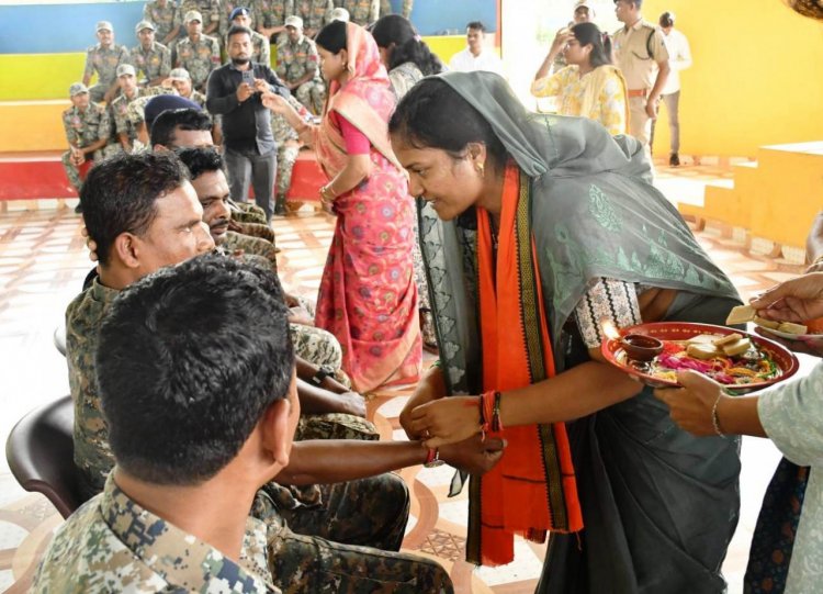 मंत्री श्रीमती राजवाड़े ने कारली पहुंचकर सुरक्षा बल के जवानों को राखी बांधकर शुभकामनाएं दीं