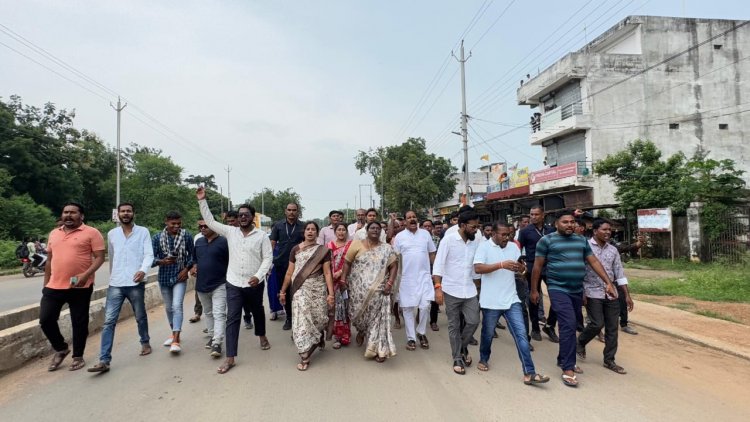 खाद संकट और कालाबाज़ारी : विधायक चातुरी नंद के नेतृत्व में किसानों ने किया कृषि विभाग, सरायपाली का घेराव