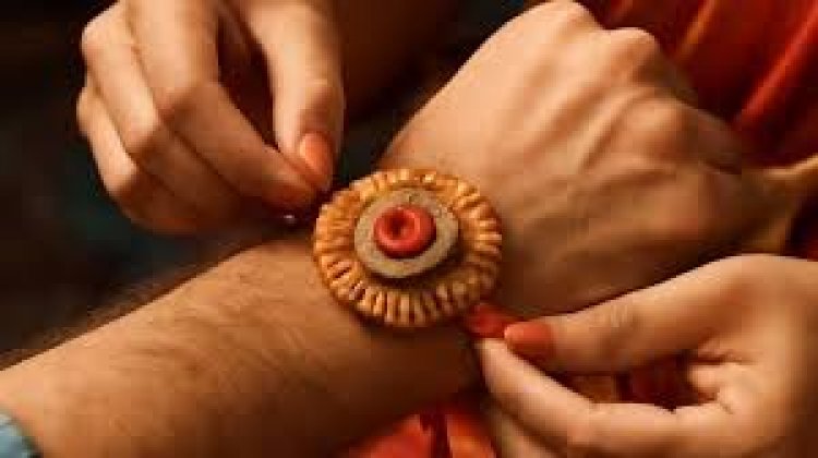 बहनें अपने भाई की कलाई पर एक खास राखी बांधती हैं, जो सुरक्षा का प्रतीक होती है  कल इस शुभ मुहूर्त में बांधें राखी