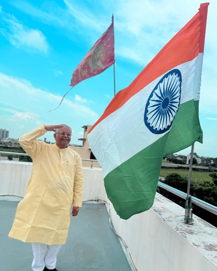 पूर्व विधानसभा अध्यक्ष धरमलाल कौशिक ने हर घर तिरंगा अभियान अंतर्गत परासदा निवास में लगाया तिरंगा।