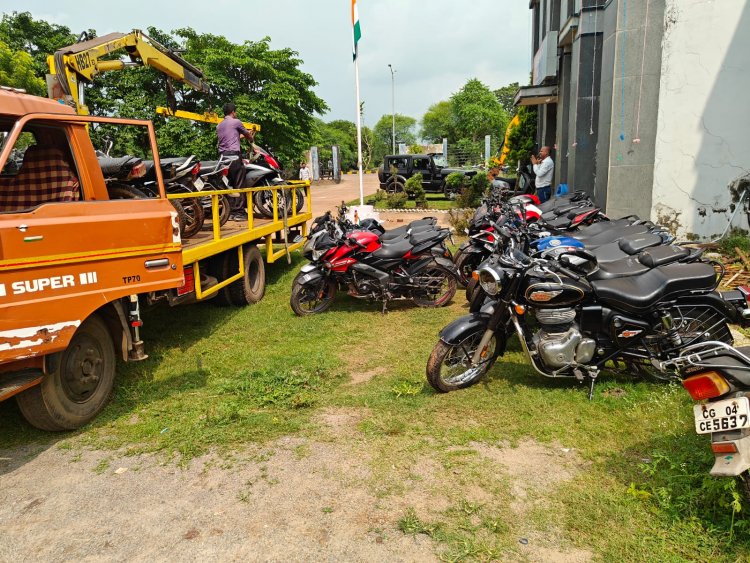 नवा रायपुर में स्टंट करने वाले 128 बाईक व 06 कार चालकों पर पुलिस का कहर