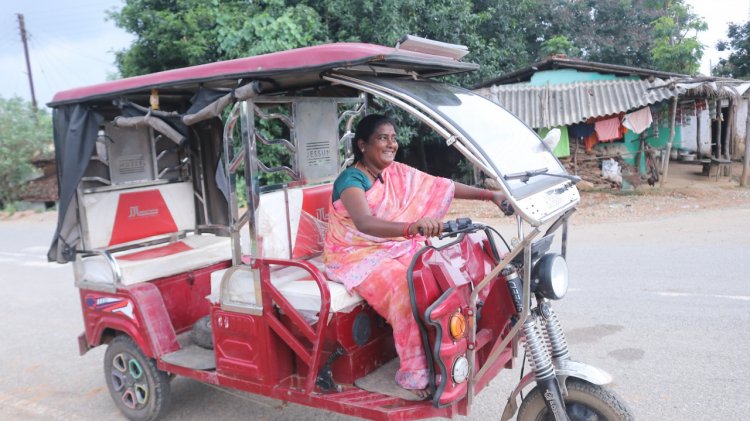  ई-रिक्शा से बनी आत्मनिर्भर गायत्री
