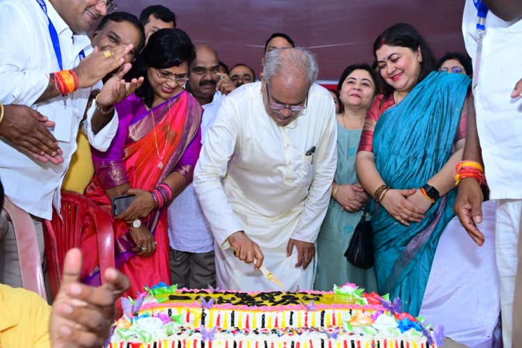 तीजा महोत्सव के साथ 23 अगस्त को  भूपेश बघेल का जन्मदिन भी होने के कारण प्रदेश भर से कांग्रेसजन और आम लोग बधाई और शुभकामना देने पहुंचे थे।