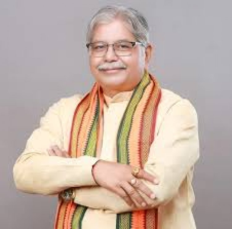 पूर्व विधानसभा अध्यक्ष धरमलाल कौशिक ने परसदा स्थित निवास पर धर्मपत्नी एवं सुपुत्रियों के साथ मिलकर मनाया तीज पर्व