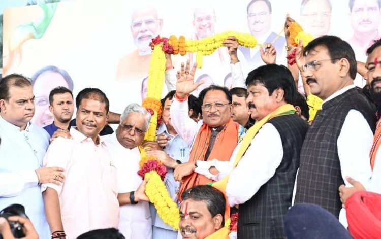 श्री साय के वापस लौटने पर आज एयरपोर्ट पर उनका भव्य स्वागत किया गया।