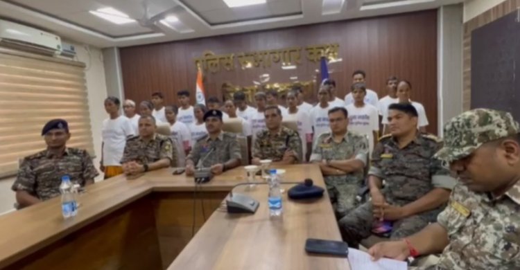 Breaking : 33 लाख के ईनामी 20 खूंखार नक्सलियों ने किया आत्मसमर्पण