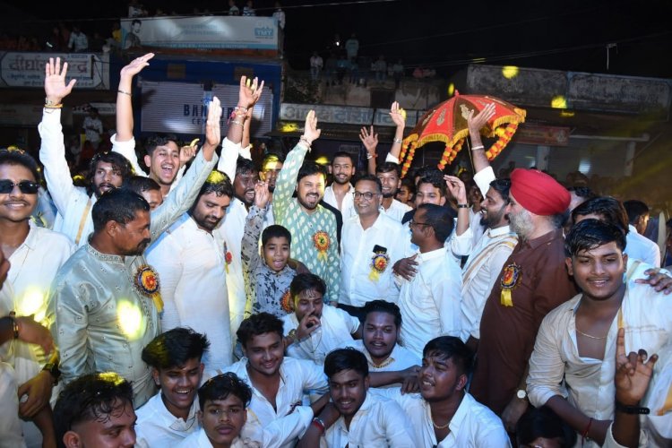 खरोरा नगर में धूम धाम से निकाली गयी झांकी, विधायक अनुज हुए शामिल