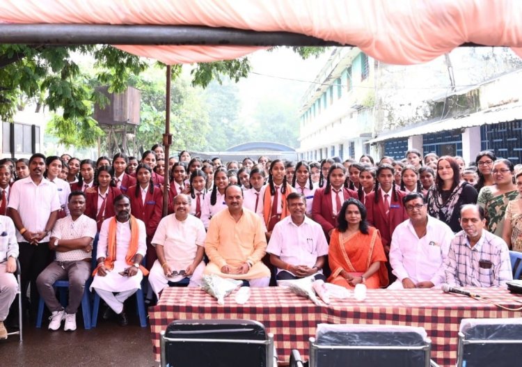 विद्यालय की तत्काल आवश्यकताओं को ध्यान में रखते हुए विधायक जी ने मंच से तीन महत्वपूर्ण घोषणाएँ कीं —