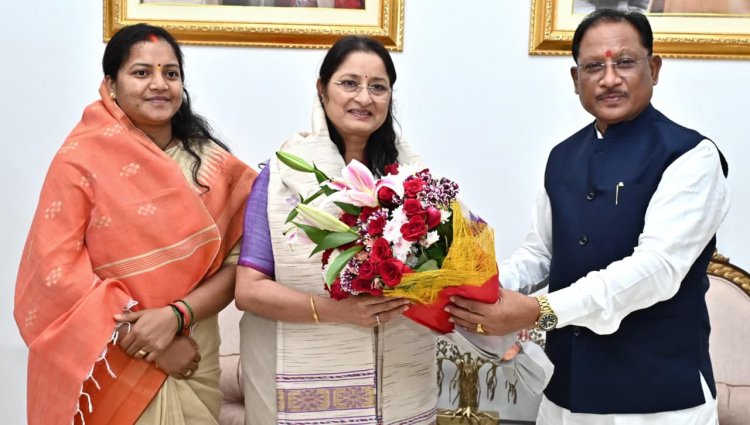मुख्यमंत्री  विष्णु देव साय से केंद्रीय महिला एवं बाल विकास मंत्री श्रीमती अन्नपूर्णा देवी ने की सौजन्य भेंट