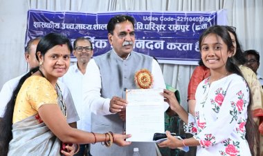 *विधायक राजेश मूणत ने 36 मेधावी छात्रों को दिए ₹5-5 हजार के चेक