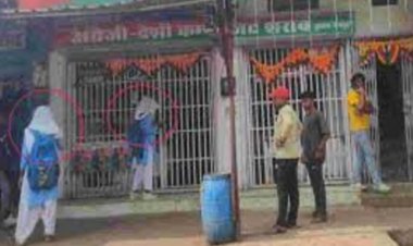 किताब की जगह हाथों में शराब की बोतलें… स्कूल यूनिफॉर्म में शराब लेने पहुंची छात्राएं