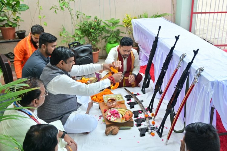 शस्त्र पूजन भारतीय संस्कृति और परंपरा का एक महत्वपूर्ण अंग है, जो हमें आत्मबल, संयम और कर्तव्य के प्रति समर्पण का संदेश देता है।