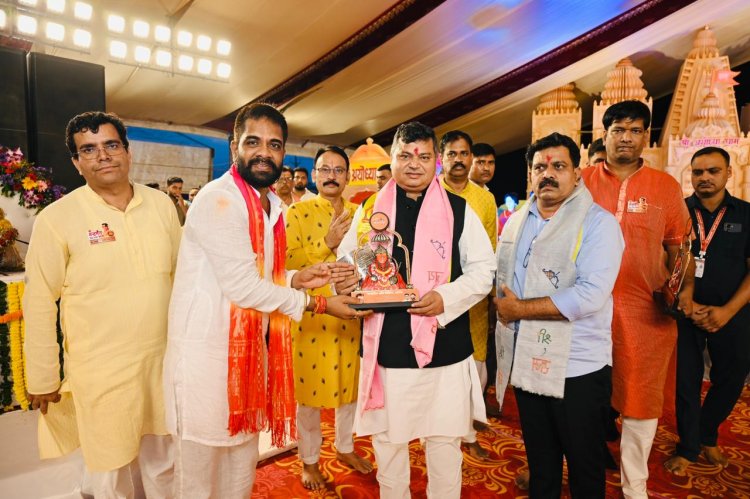 जिसे भाग्य में माता-पिता व गुरु की शक्ति मिल जाए, इससे बड़ा भाग्य क्या हो सकता है