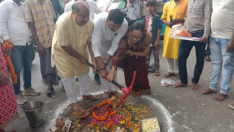 सिविल लाईन वार्ड उत्कल बस्ती गौरीशंकर मंदिर के समीप नवीन सार्वजनिक शौचालय निर्माण शीघ्र करने रायपुर उत्तर विधायक पुरंदर मिश्रा ने पार्षद व एमआईसी सदस्य श्रीमती संजना संतोष हियाल, जोन 4 अध्यक्ष  मुरली शर्मा सहित किया भूमिपूजन