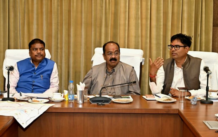 उप मुख्यमंत्री  अरुण साव ने वन एवं पर्यावरण मंत्री  केदार कश्यप और वित्त मंत्री  ओ.पी. चौधरी के साथ राज्योत्सव व प्रधानमंत्री के नवा रायपुर प्रवास की तैयारियों की समीक्षा की