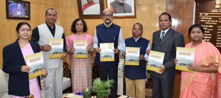 राज्यपाल श्री डेका को लोक सेवा आयोग की अध्यक्ष सुश्री शांडिल्य ने वार्षिक प्रतिवेदन सौंपा