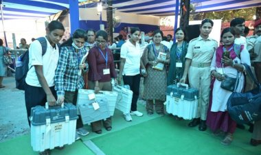 प्रथम चरण के मतदान के लिए सब तैयार, लोकतंत्र के पर्व में बढ़ चला बिहार — 18 जिलों की 121 सीटों पर जारी है वोटिंग