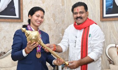 उपमुख्यमंत्री  विजय शर्मा मिले वर्ल्ड कप विजेता भारतीय महिला क्रिकेट टीम की फिजियोथेरेपिस्ट आकांक्षा सत्यवंशी से, दी शुभकामनाएं