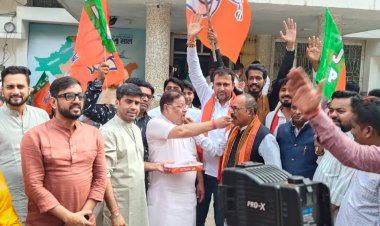 बिहार में NDA की प्रचंड विजय पर विधायक  सुनील सोनी  ने आज भाजपा कार्यालय में भाजपा के सभी साथियों को मिठाई खिलाकर बधाई दिया।