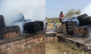 CG : धान खरीदी केंद्र में लगी भीषण आग, सैकड़ों बारदाना जलकर खाक, मौके पर कोई नहीं – कर्मचारियों के हड़ताल का असर !