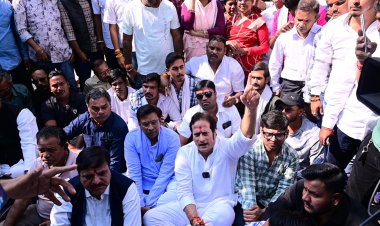 कांग्रेस पार्टी युवाओं के साथ सरस्वती नगर थाना जाकर झूठे FIR के विरोध में प्रदर्शन किया गया 