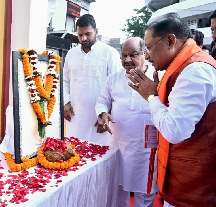 मुख्यमंत्री ने छत्तीसगढ़ महतारी की प्रतिमा पर माल्यार्पण कर उन्हें नमन किया