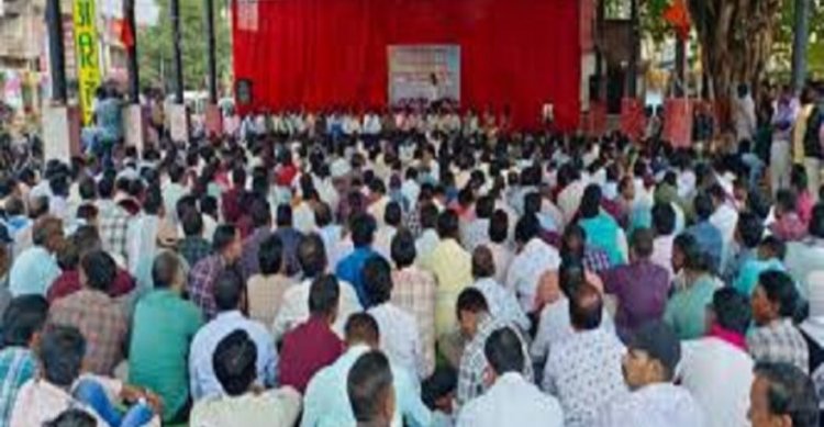 धान खरीदी पर गहराया संकट, खरीदी से पहले ही कम्प्यूटर ऑपरेटर्स-कर्मचारियों ने की अनिश्चितकालीन हड़ताल