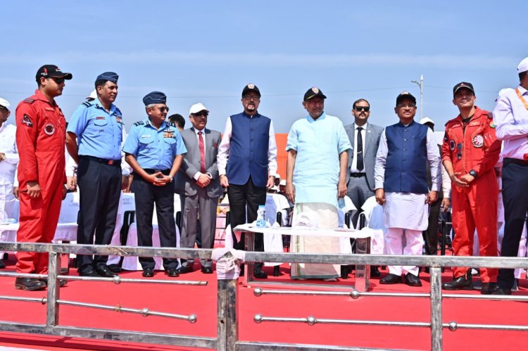 राज्योत्सव पर वायु सेना की टीम का रोमांचक एयर शो, सेंध जलाशय के ऊपर आसमां में गूंजा 'जय जोहार' और 'छत्तीसगढ़िया सबले बढ़िया'