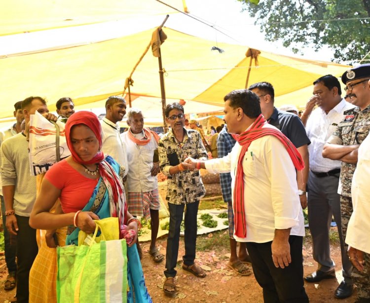 उपमुख्यमंत्री  विजय शर्मा पहुंचे गीदम के साप्ताहिक बाजार
