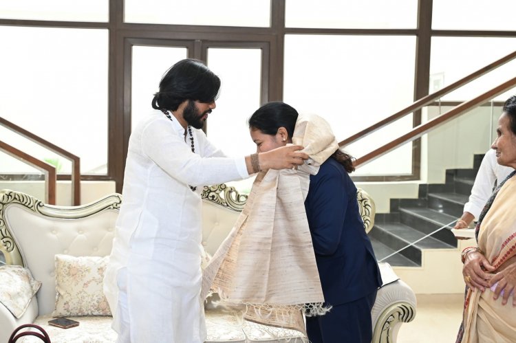 भारतीय महिला क्रिकेट टीम की फिजियोथैरेपिस्ट आकांक्षा सत्यवंशी जी ने की अनुसूचित जाति मंत्री एवं सतनामी समाज के गुरु खुशवंत साहेब जी से सौजन्य मुलाकात