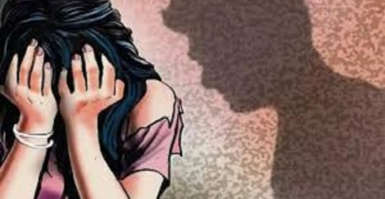 रिटायर्ड अफसर की काली करतूत, युवती से दोस्ती कर मिटाई हवस, फिर न्यूड फोटो-वीडियो बनाकर किया ब्लैकमेल