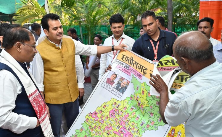 पेंटर शिवकुमार निराला ने मुख्यमंत्री विष्णु देव साय को भेंट किया विशिष्ट ‘राजनीतिक मानचित्र’…..