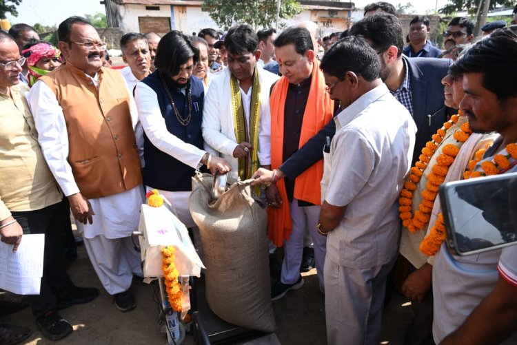 कैबिनेट मंत्री गुरु खुशवंत साहेब और विधायक डॉ. संपत अग्रवाल की उपस्थिति में विधिवत तौल पूजा से धान खरीदी शुरू, विधायक डॉ अग्रवाल बोले-हर दाने की खरीदी को सरकार तैयार