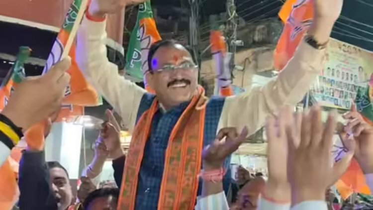 रिंकिया के पापा' की धुन पर झूमे स्वास्थ्य मंत्री: NDA की ऐतिहासिक जीत का छत्तीसगढ़ में जश्न