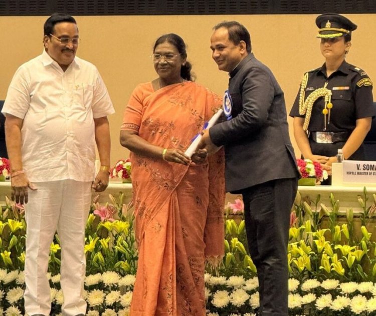 CG : राष्ट्रपति द्रौपदी मुर्मु ने रायपुर जिले को किया सम्मानित, इस क्षेत्र में किए गए उल्लेखनीय कार्य के लिए मिला सम्मान