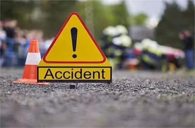 भीषण सड़क हादसा : कार ने दोपहिया वाहनों को मारी टक्कर, फिर फ्लाईओवर पर पलटी, 4 की मौत, 3 घायल