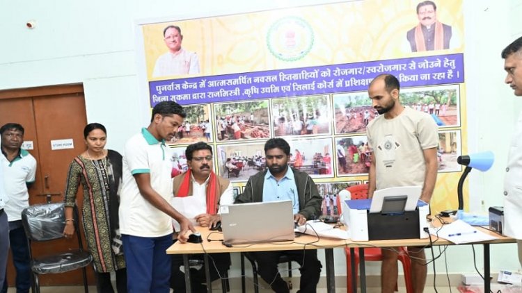 हथियार छोड़कर मुख्यधारा में लौटे युवाओं का आधार दस्तावेज बनाने उपमुख्यमंत्री ने लगाई चौपाल