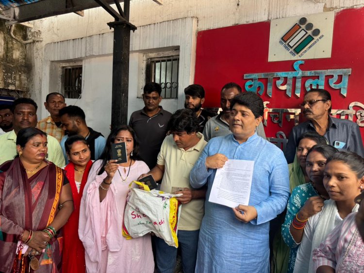 2003 से मतदान कर रहे लोगों के नाम सूची से गायब ढेबर ने कहा— “लोग समझ ही नहीं पा रहे कि अपना नाम वापस सूची में लाने के लिए जाएँ कहाँ?