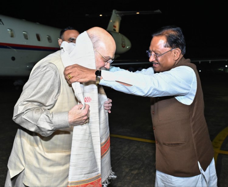 केंद्रीय गृह मंत्री  अमित शाह का स्वामी विवेकानंद विमानतल पर मुख्यमंत्री विष्णु देव साय ने किया आत्मीय स्वागत