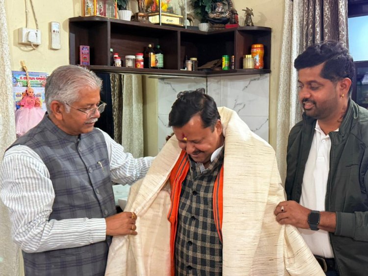 बिहार जीत के पश्चात् बिहार कैबिनेट मंत्री व छत्तीसगढ़ प्रभारी नितिन नबीन के प्रथम बिल्हा आगमन पर पूर्व विधानसभा अध्यक्ष धरमलाल कौशिक ने परसदा स्थित निवास स्थान पर किया भव्य स्वागत