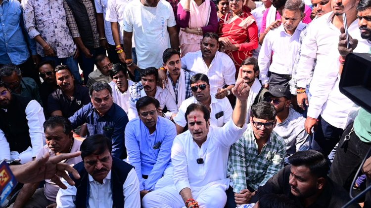 कांग्रेस पार्टी युवाओं के साथ सरस्वती नगर थाना जाकर झूठे FIR के विरोध में प्रदर्शन किया गया 